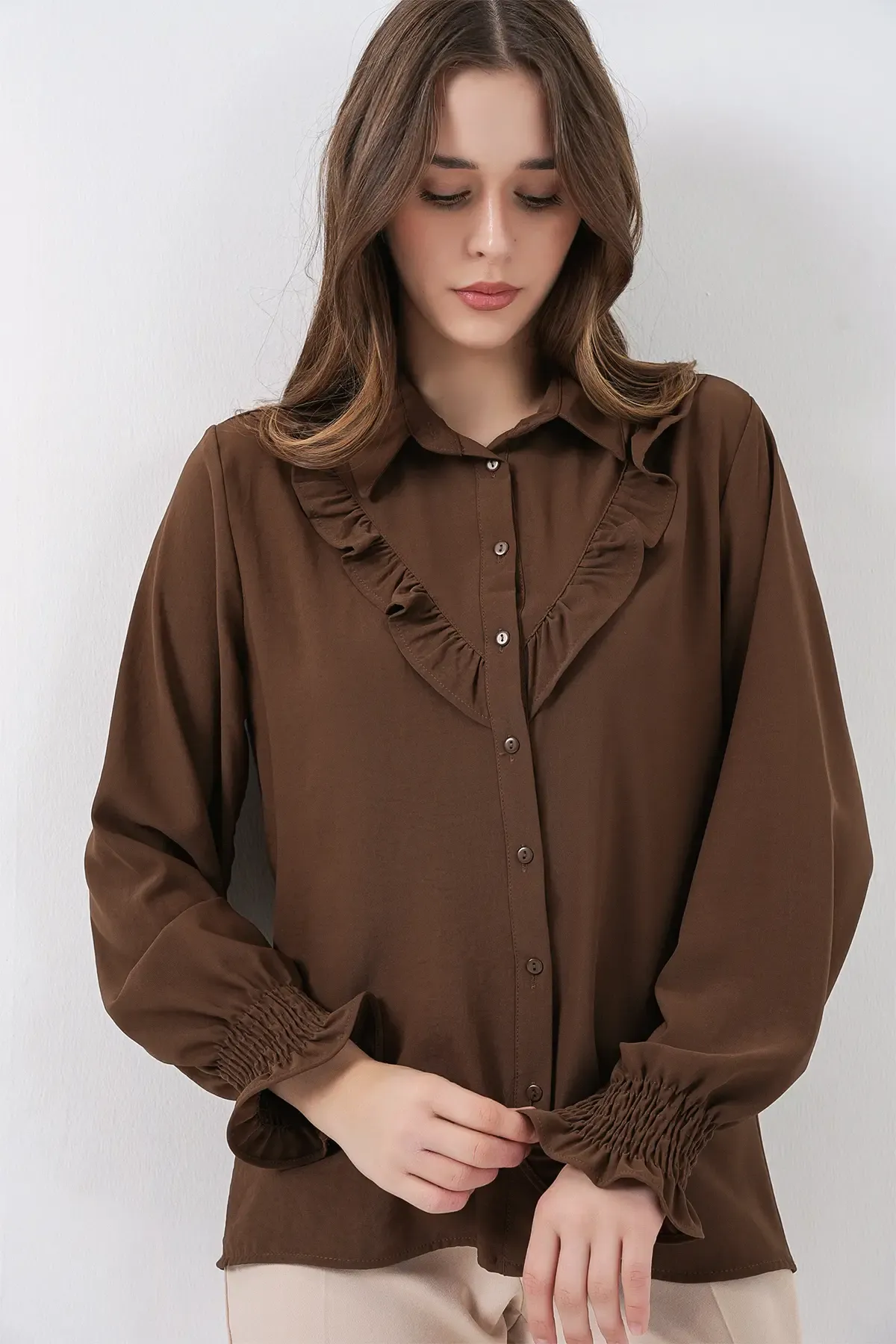 20223 Fırfırlı Uzun Kol Gömlek - Kahverengi