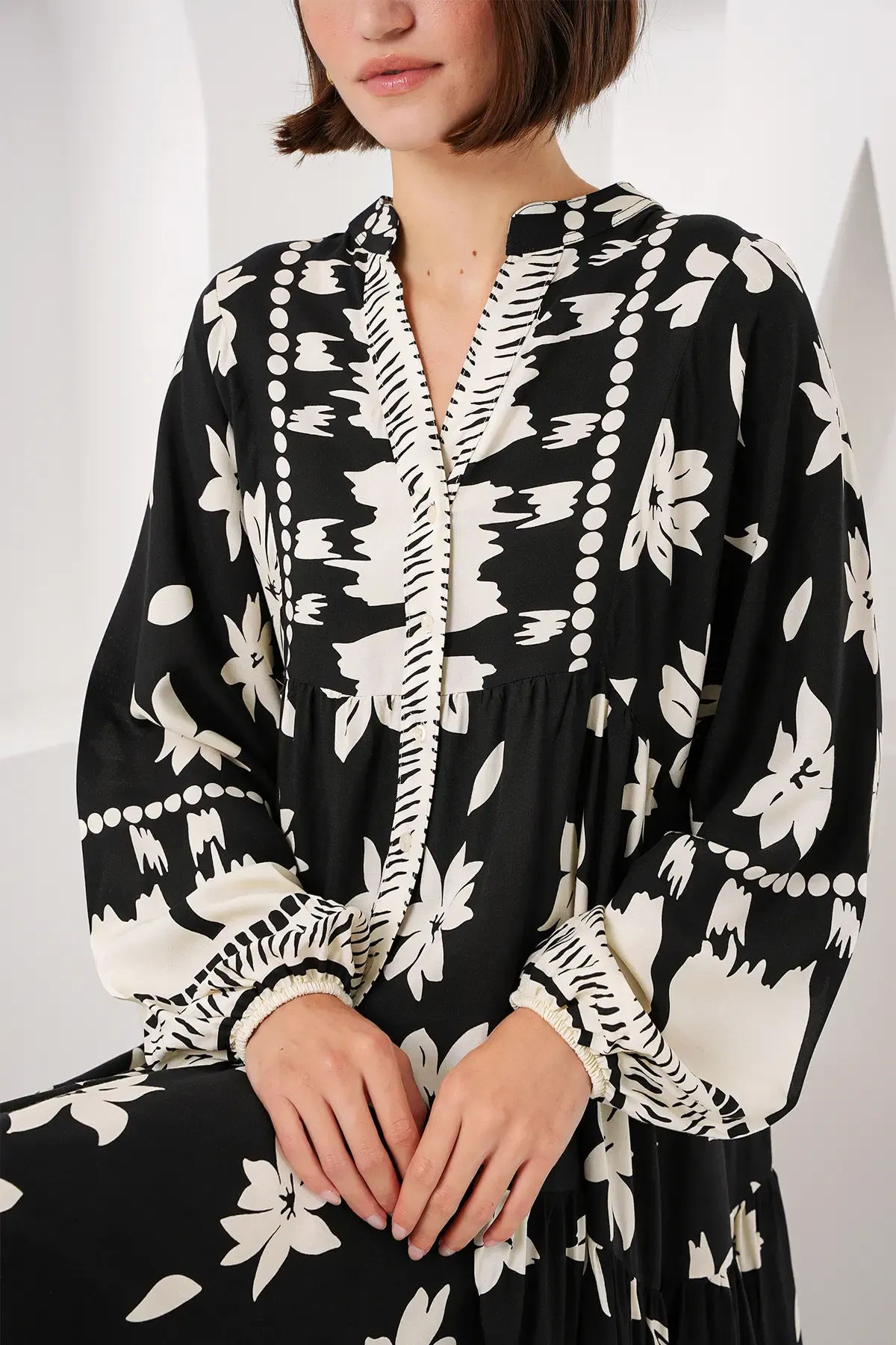 2423 Otantik Desenli Tesettür Elbise - Siyah2