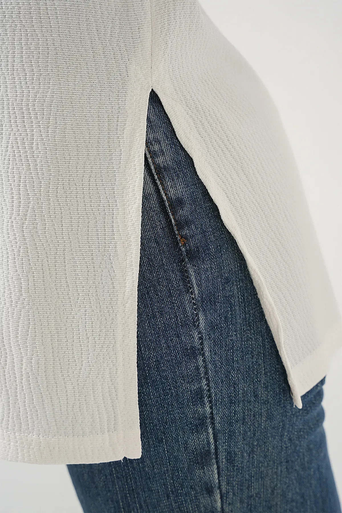 4332 Yanı Yırtmaçlı Örme Tişört - Beyaz