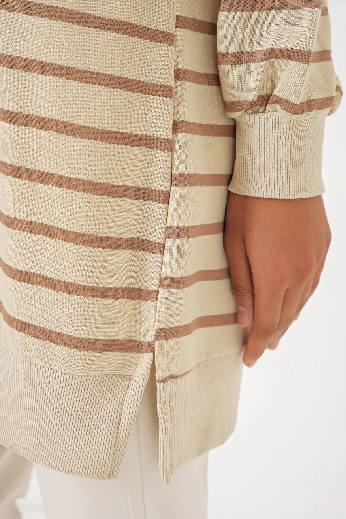 55452 Kadın Bisiklet Yaka Çizgili Tesettür Tunik - Bisküvi