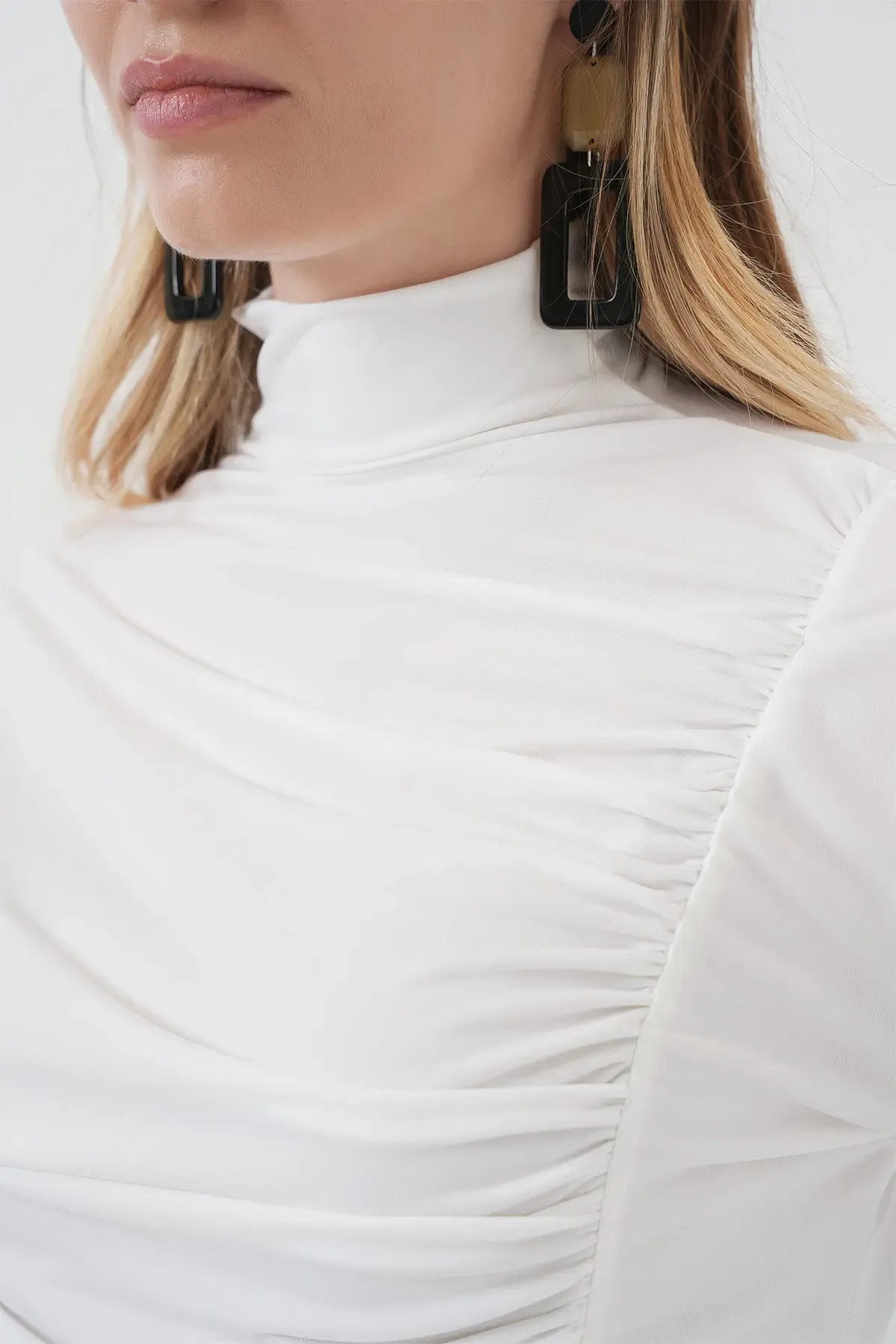 938 Büzgü Detaylı Dik Yaka Sandy Bluz - Beyaz