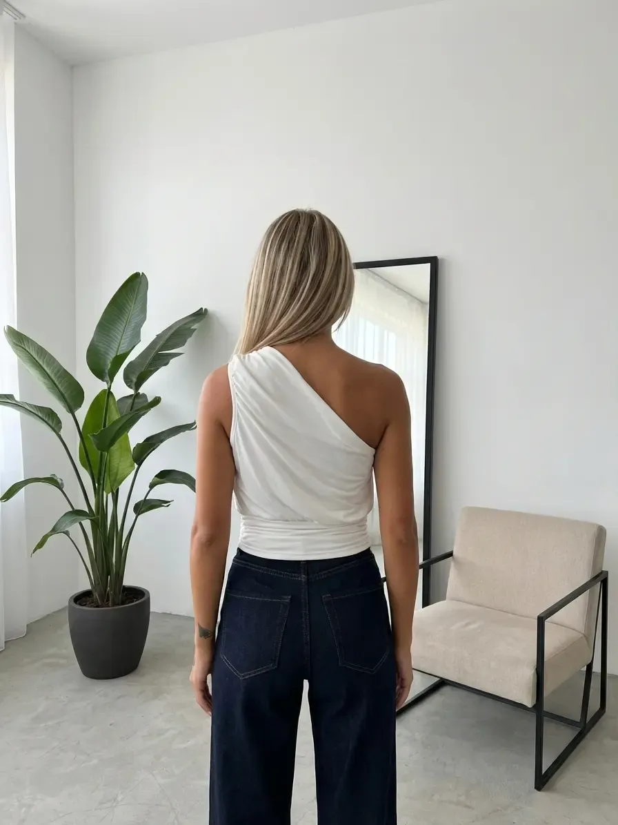 Kadın Beyaz Asimetrik Tek Omuz Drapeli Gold Aksesuar Detaylı Sandy Bluz HZL26S-FRY123751