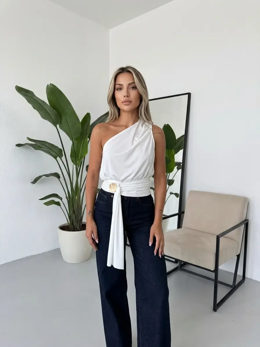 Kadın Beyaz Asimetrik Tek Omuz Drapeli Gold Aksesuar Detaylı Sandy Bluz HZL26S-FRY123751