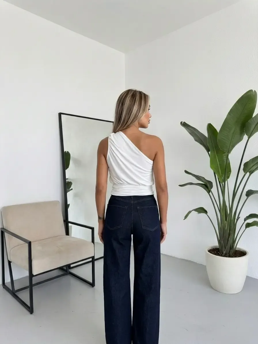 Kadın Beyaz Asimetrik Tek Omuz Drapeli Gold Aksesuar Detaylı Sandy Bluz HZL26S-FRY123751