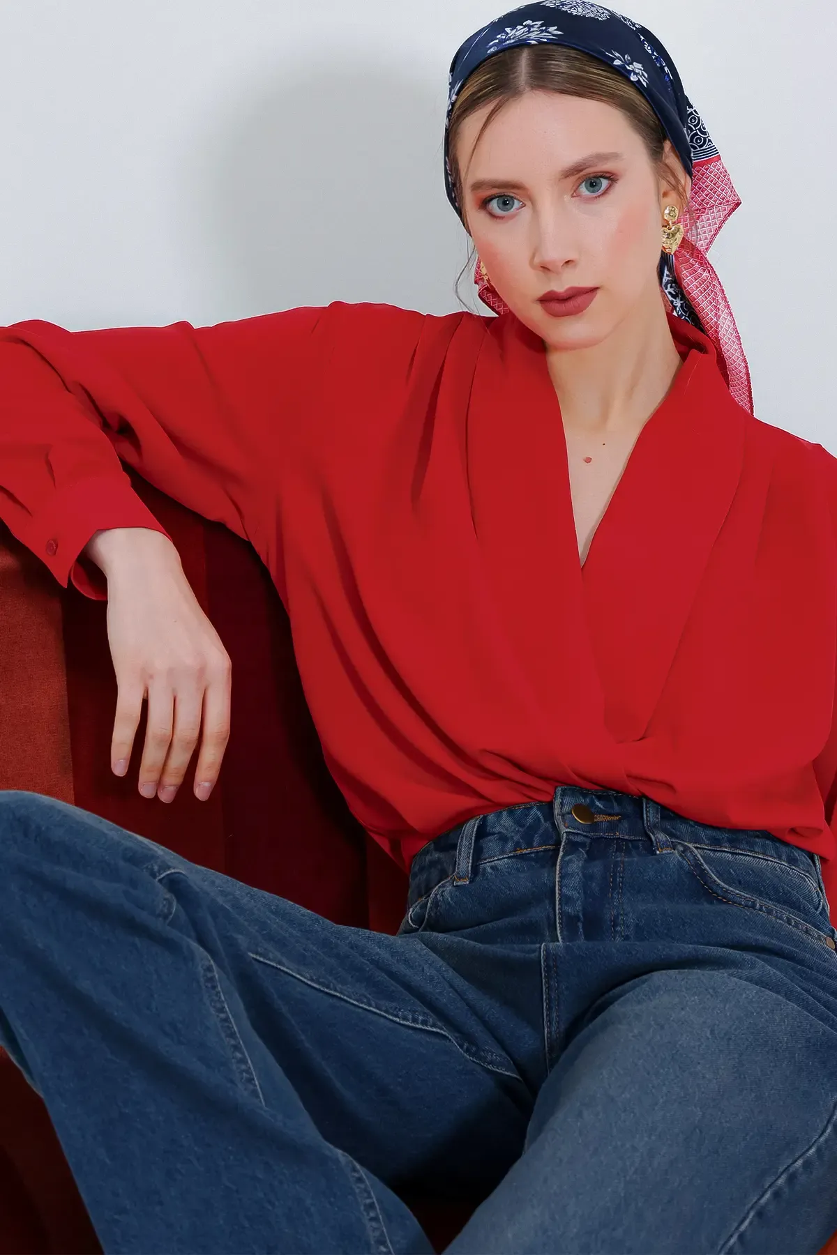 Kadın Kırmızı Kruvaze Yaka Dökümlü Saten Bluz 0492