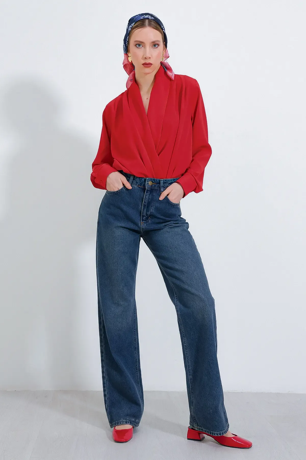 Kadın Kırmızı Kruvaze Yaka Dökümlü Saten Bluz 0492