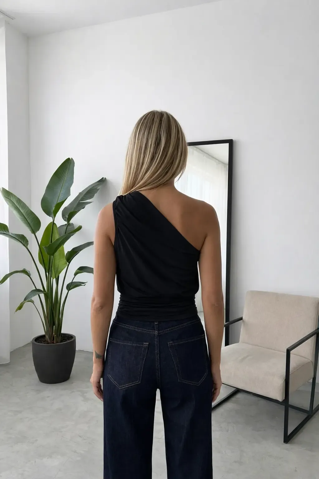 Kadın Siyah Asimetrik Tek Omuz Drapeli Gold Aksesuar Detaylı Sandy Bluz HZL26S-FRY123751