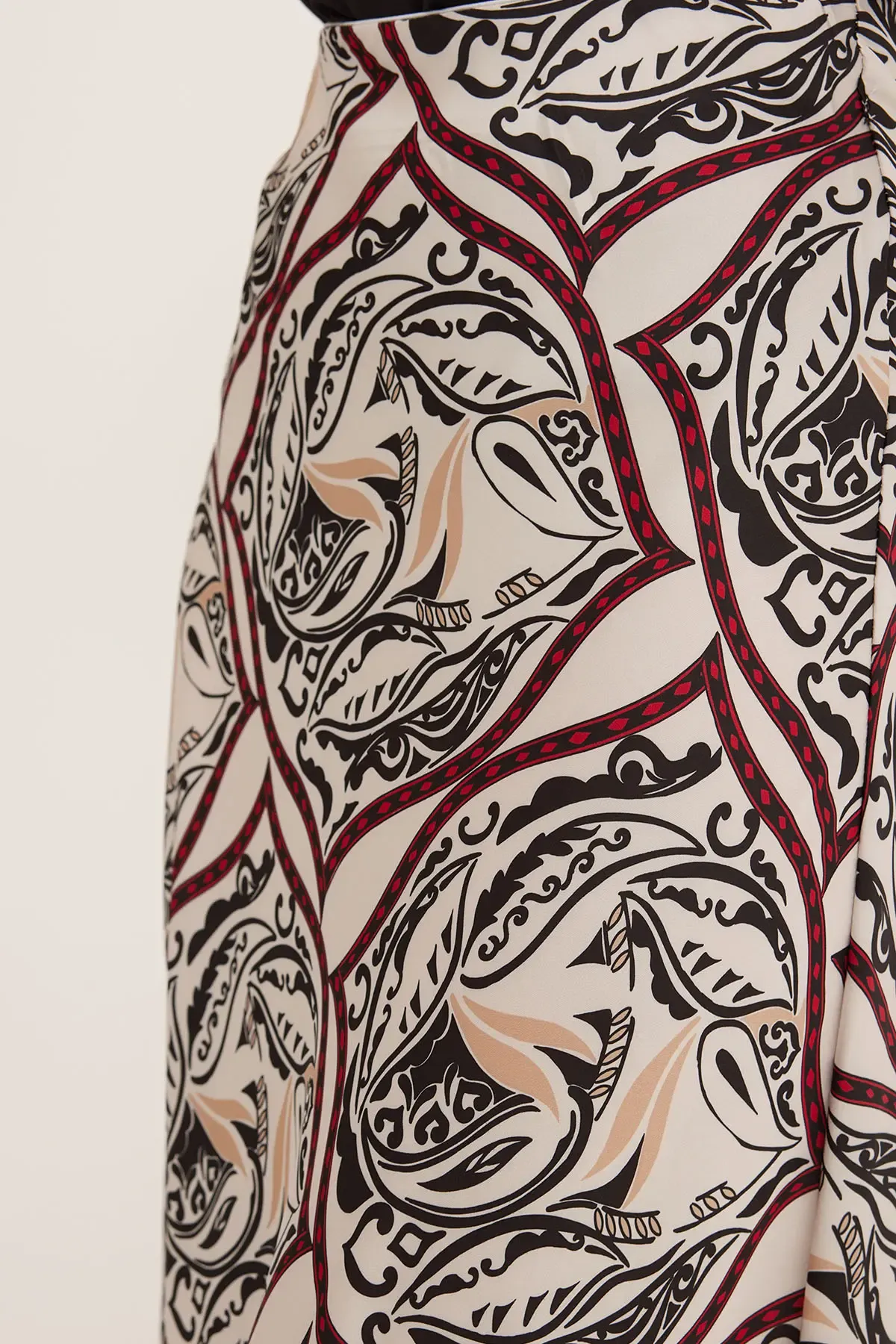 Kadın Siyah Bej Desenli Saten Etek 15877