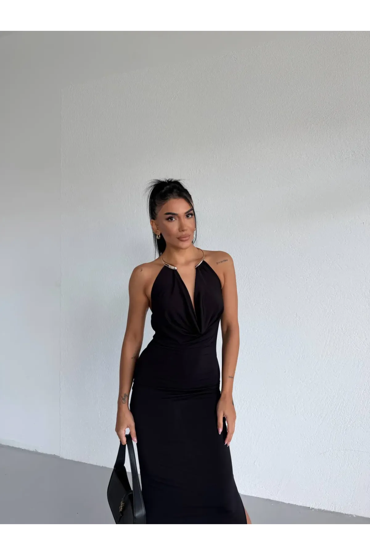 Kadın Siyah Boyundan Aksesuarlı Yandan Yırtmaçlı Midi Boy Sandy Elbise HZL26S-FRY123841