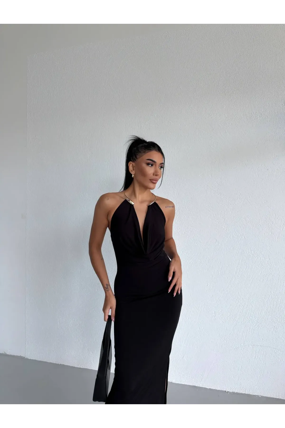 Kadın Siyah Boyundan Aksesuarlı Yandan Yırtmaçlı Midi Boy Sandy Elbise HZL26S-FRY123841