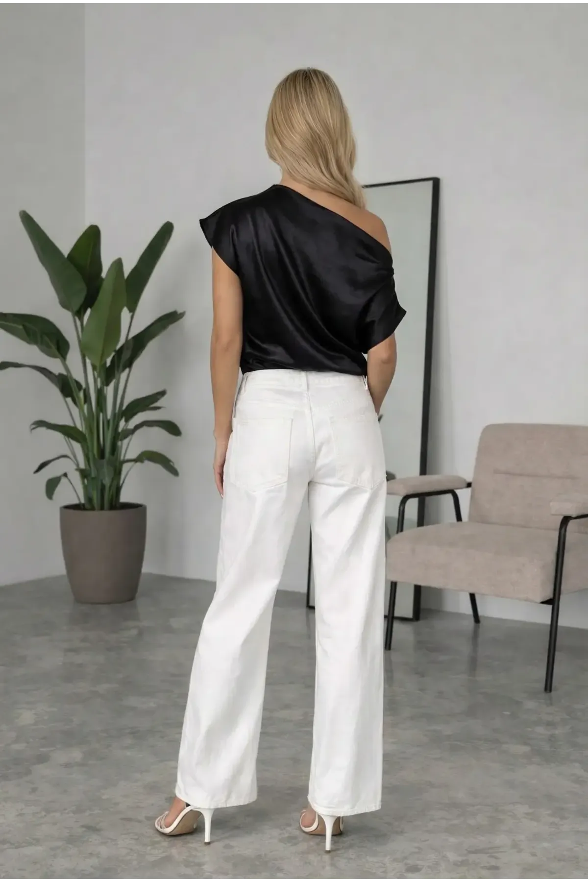 Kadın Siyah Tek Omuz Asimetrik Kesim Saten Bluz HZL26W-FRY121171