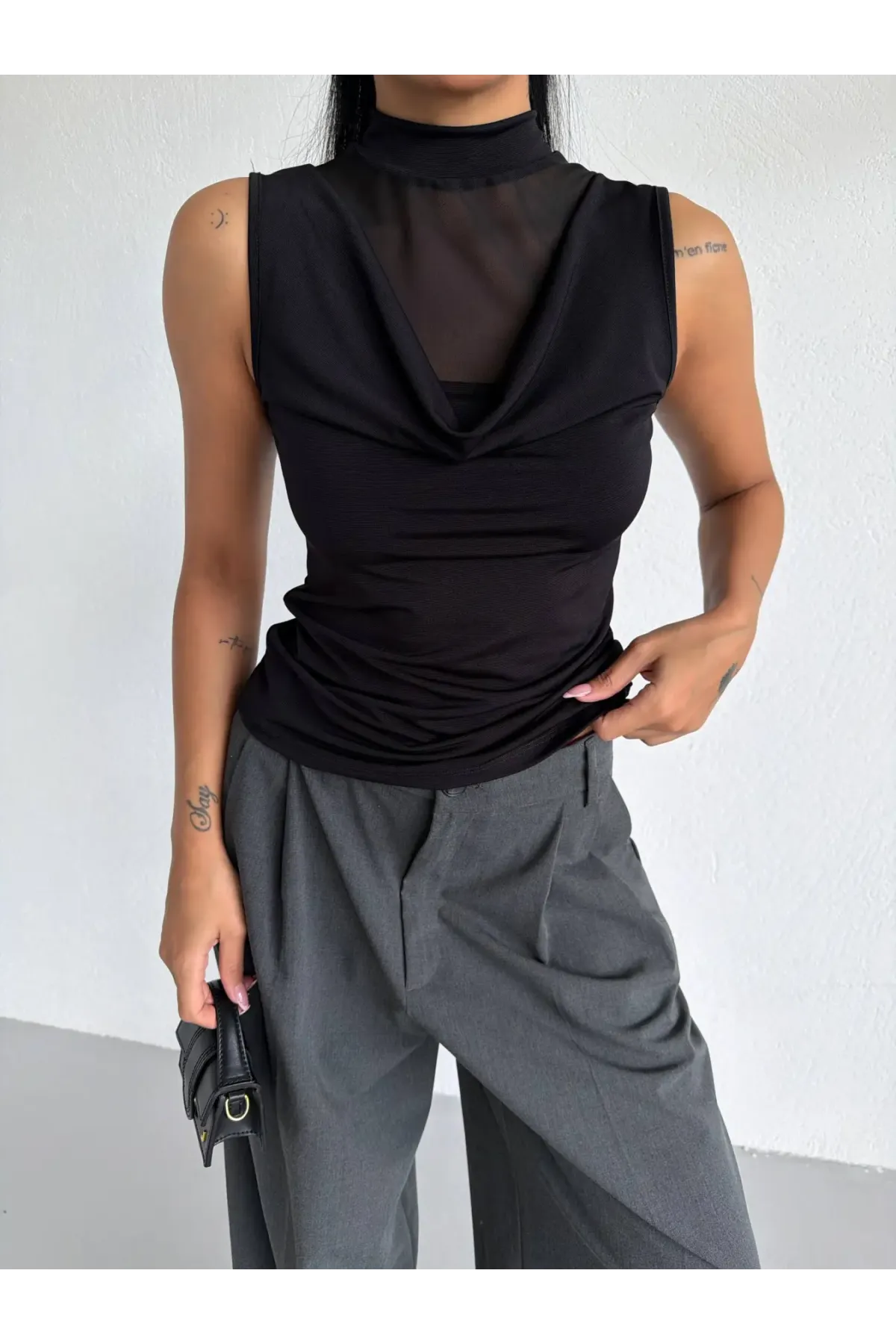 Kadın Siyah Tül Detay Degaje Yaka Yanlardan Drapeli Sandy Bluz HZL26S-FRY123791