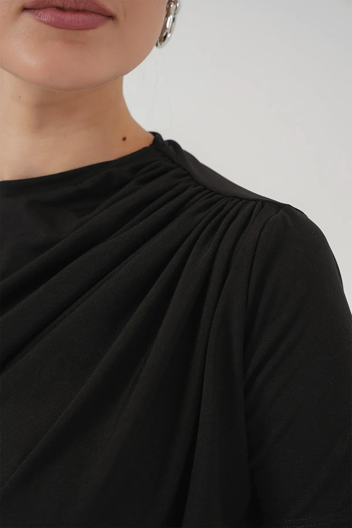 Büzgü Detaylı Kısa Kol Sandy Bluz 945 - Siyah