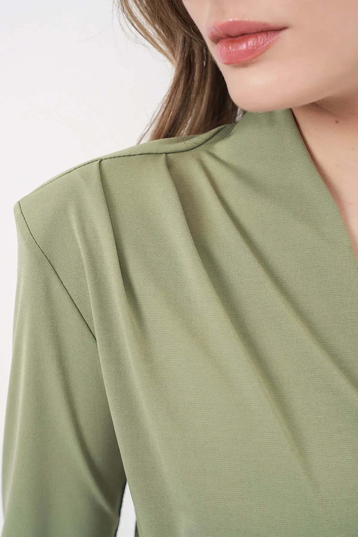 Kadın Omuz Vatkalı Kruvaze Yaka Bluz 942 - E.Yeşil