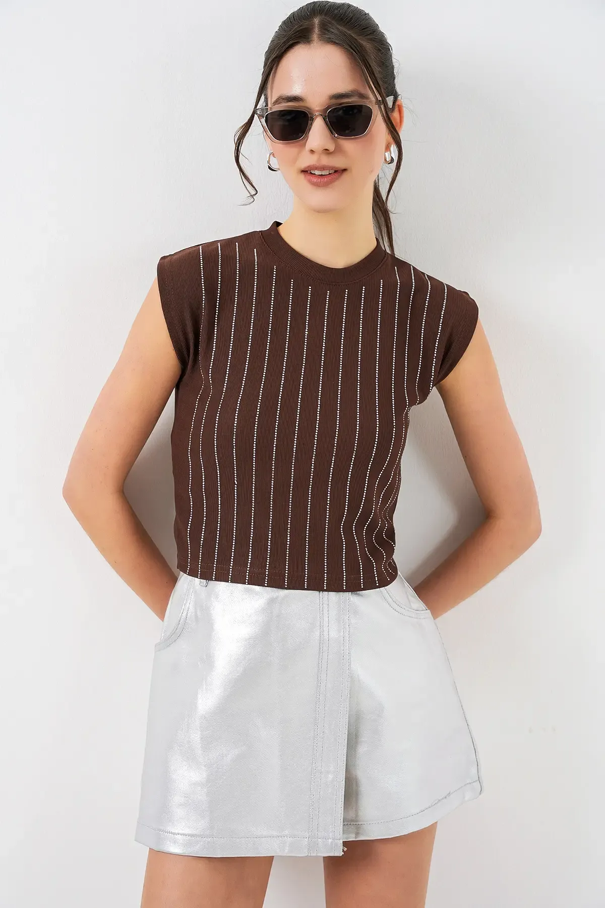 Kadın Sıfır Kol Taşlı Bluz 931 - Kahverengi