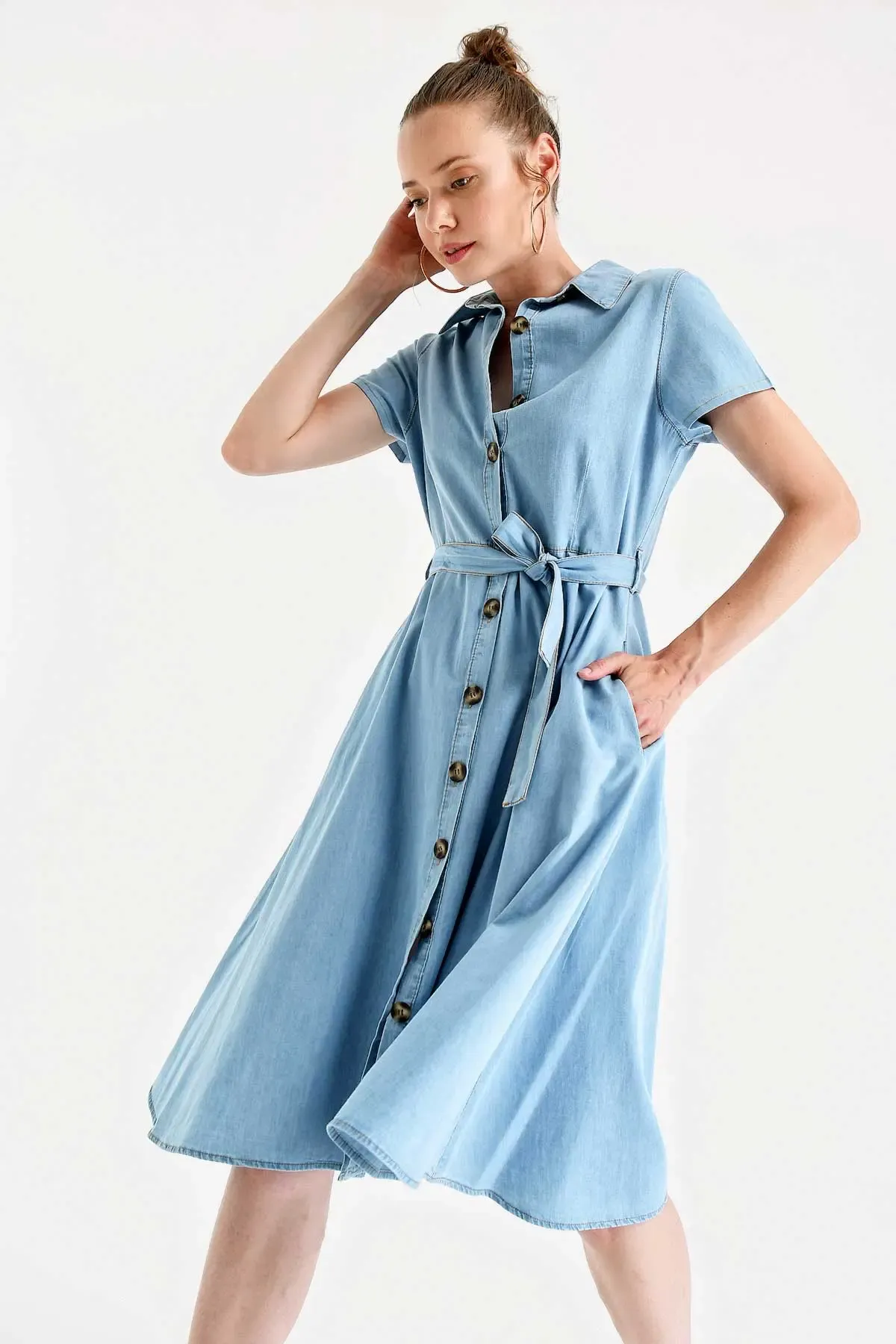 1677 Boydan Düğmeli Kuşaklı Kot Elbise - Mavi