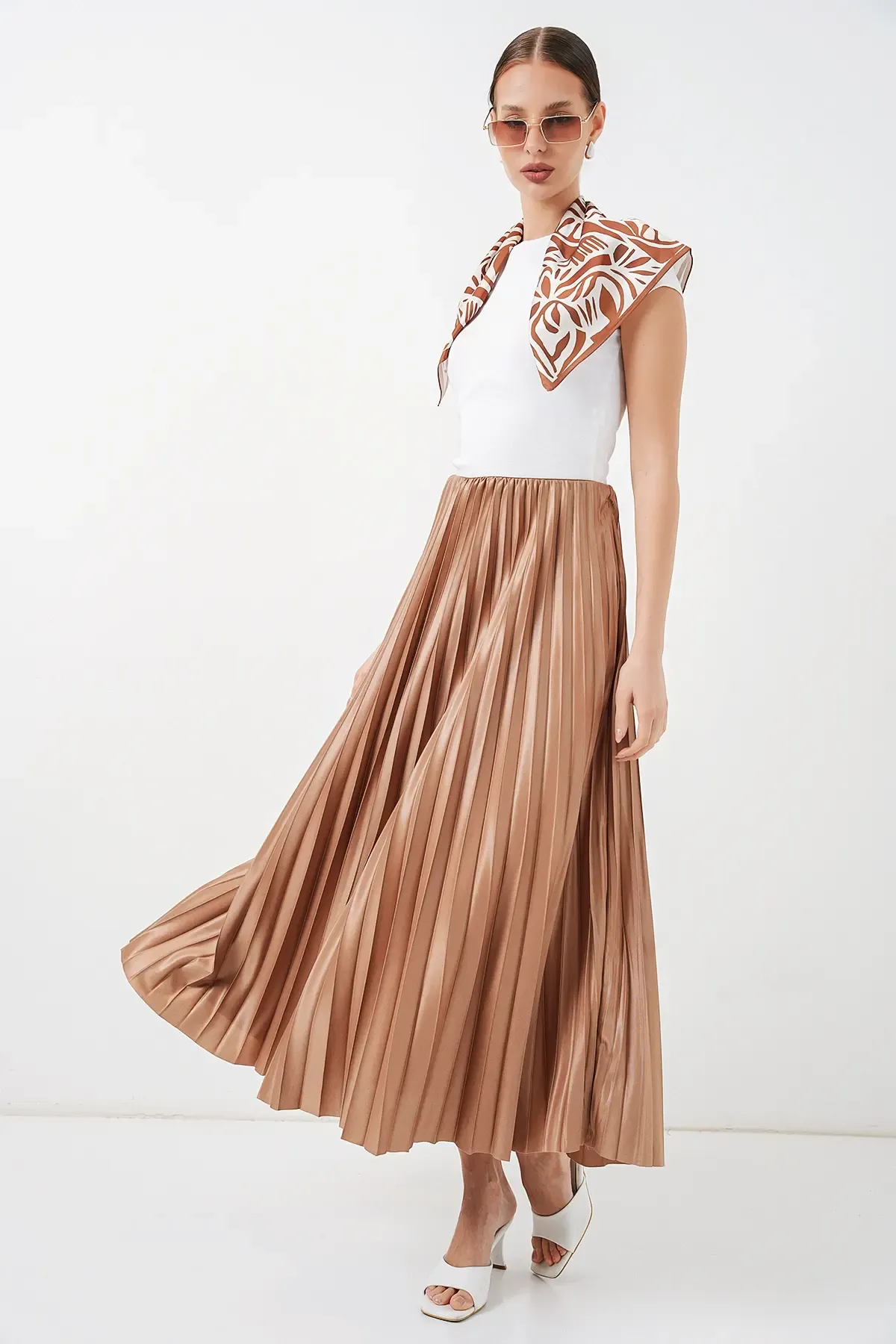 8009 Deri Görünümlü Piliseli Etek - Camel