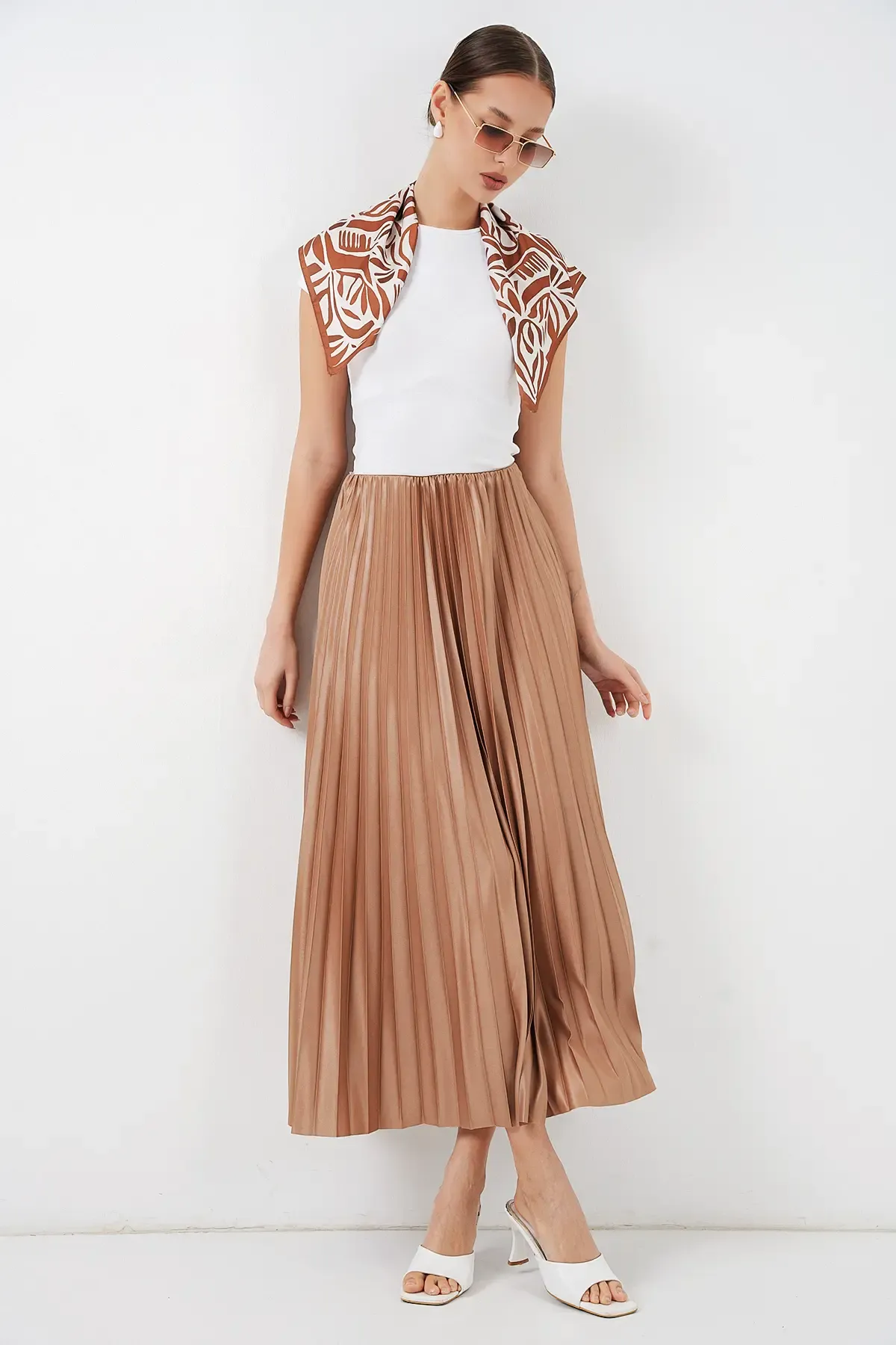 8009 Deri Görünümlü Piliseli Etek - Camel