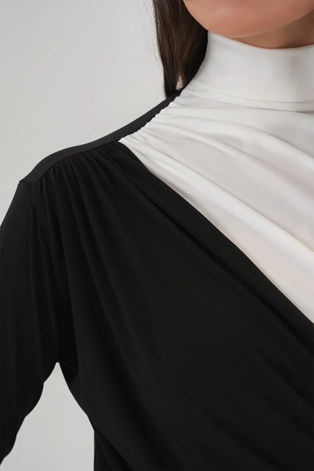940 Büzgü Detaylı Sandy Bluz - Siyah