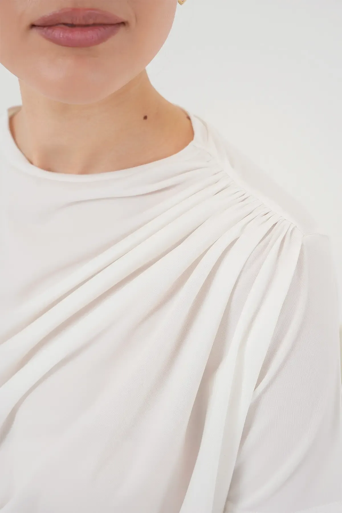 Büzgü Detaylı Kısa Kol Sandy Bluz 945 - Beyaz