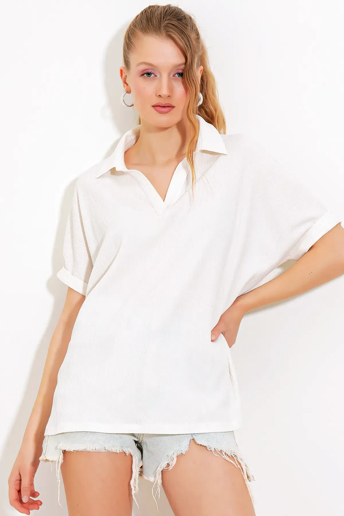 Kadın Beyaz Oversize Polo Yaka Örme Bluz 0486