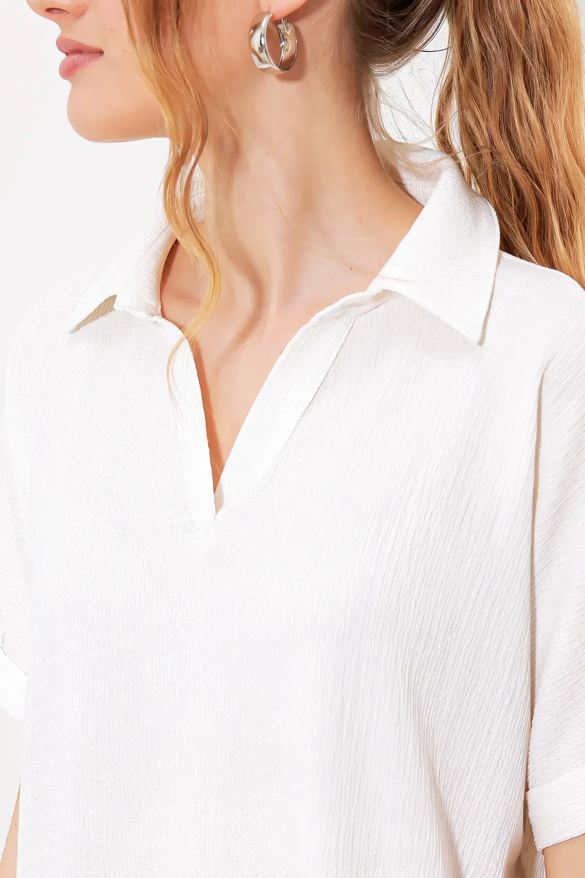 Kadın Beyaz Oversize Polo Yaka Örme Bluz 0486
