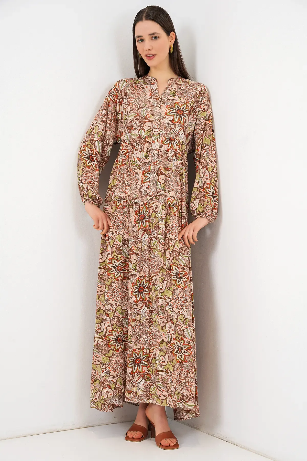 Kadın Desenli Uzun Tesettür Elbise 2585 - Sütlü Kahve