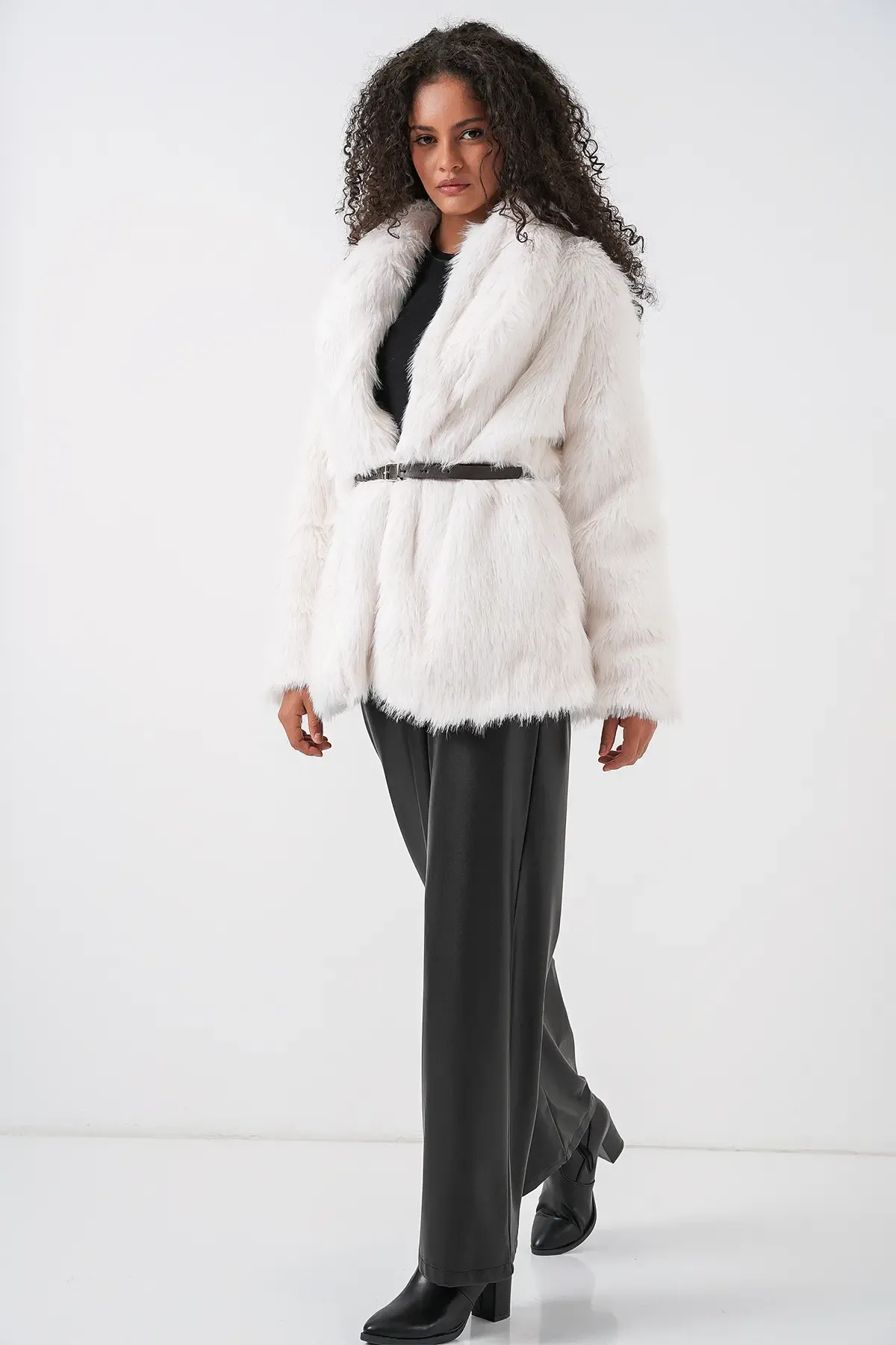Kadın Kemerli Oversize Kürklü Kaban 9156 - Beyaz