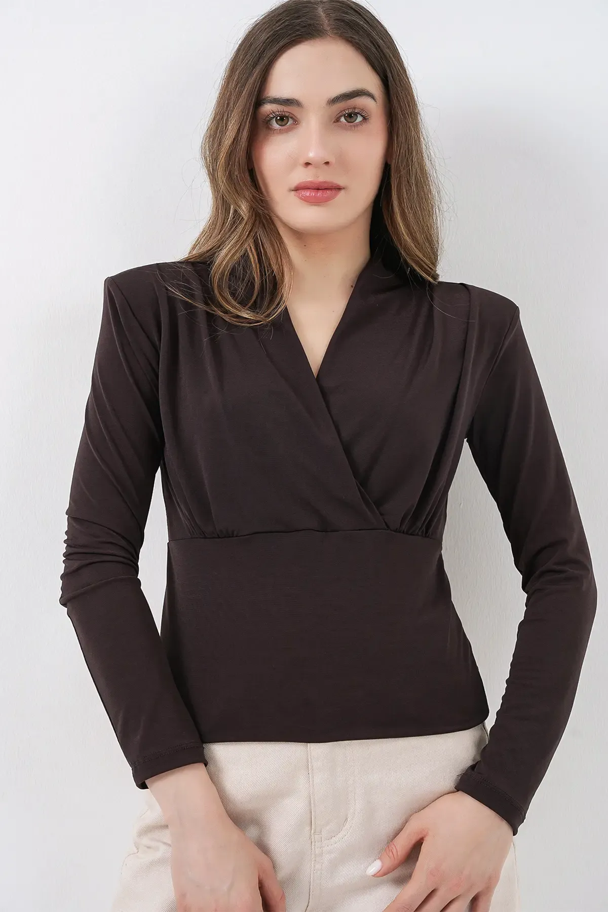 Kadın Omuz Vatkalı Kruvaze Yaka Bluz 942 - Kahverengi