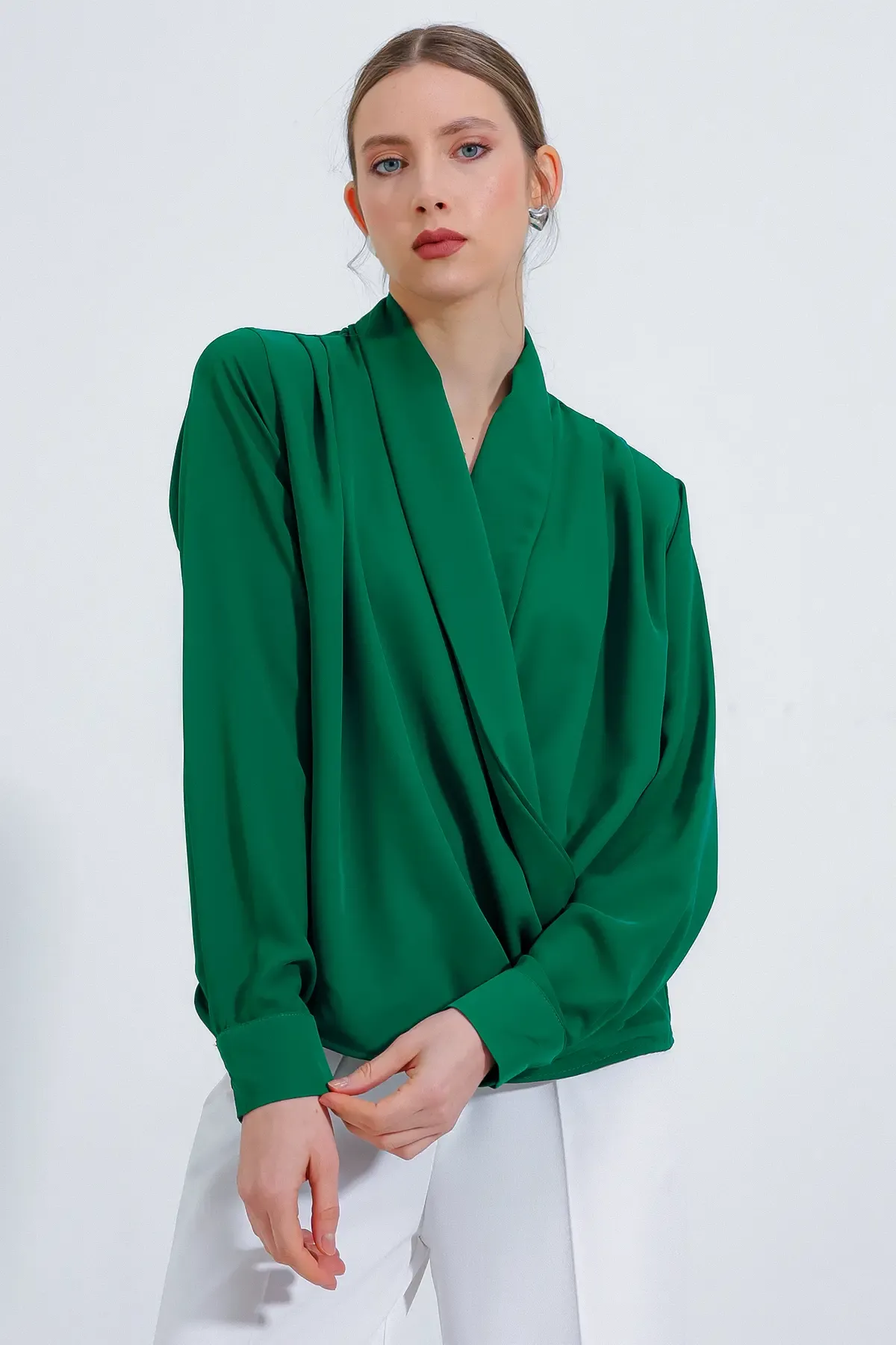 Kadın Zümrüt Yeşili Kruvaze Yaka Dökümlü Saten Bluz 0492