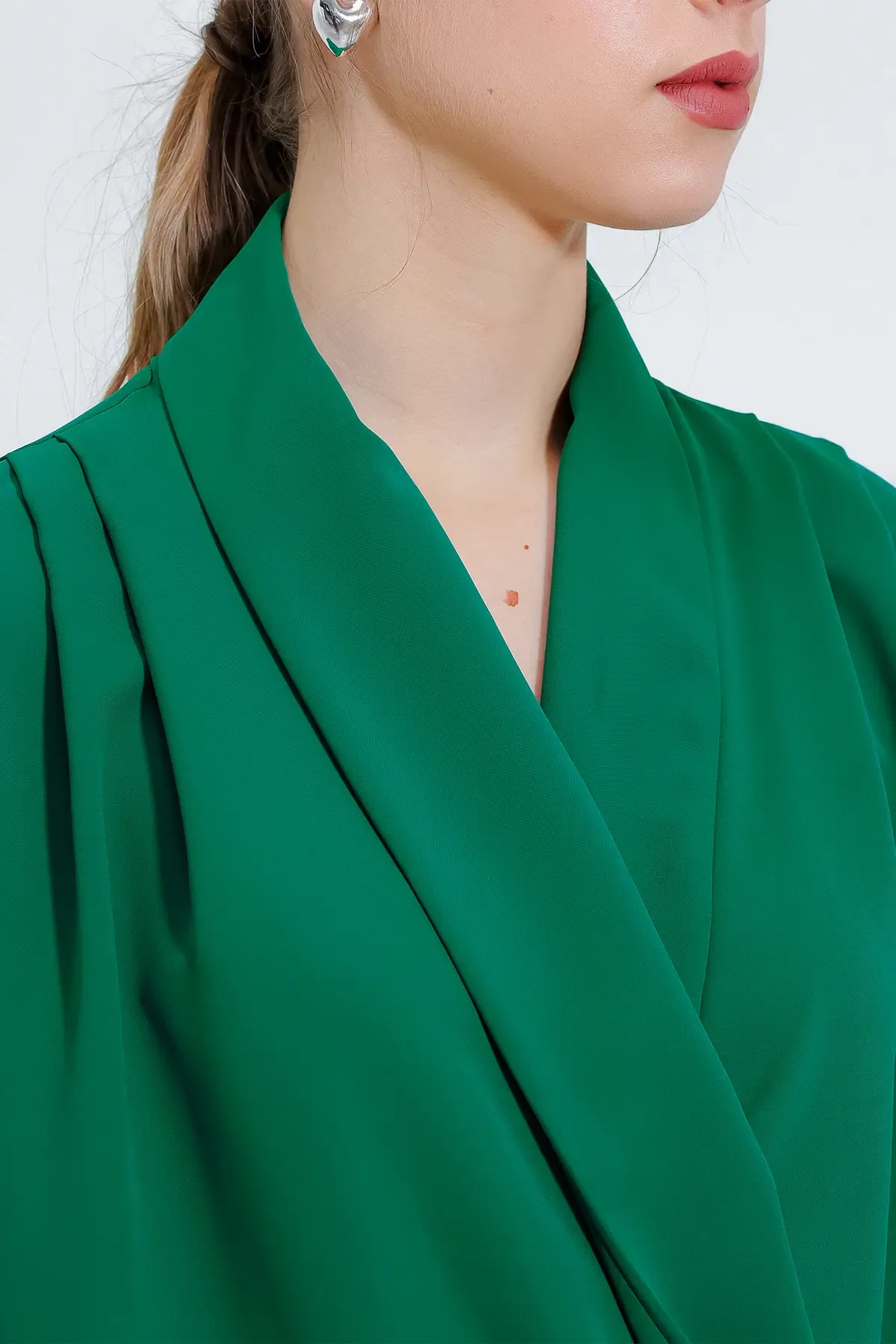 Kadın Zümrüt Yeşili Kruvaze Yaka Dökümlü Saten Bluz 0492
