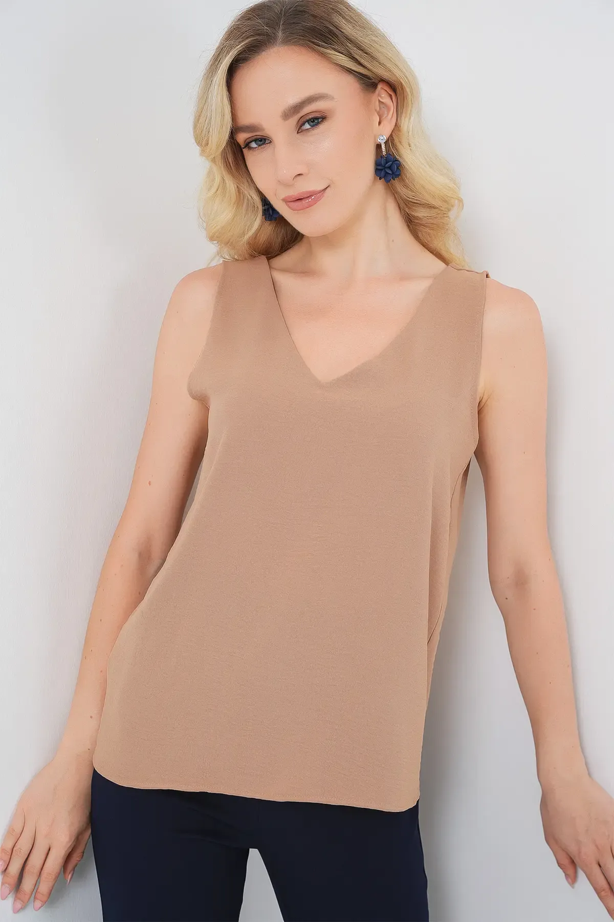 V Yaka Sıfır Kol Bluz 950 - Bisküvi