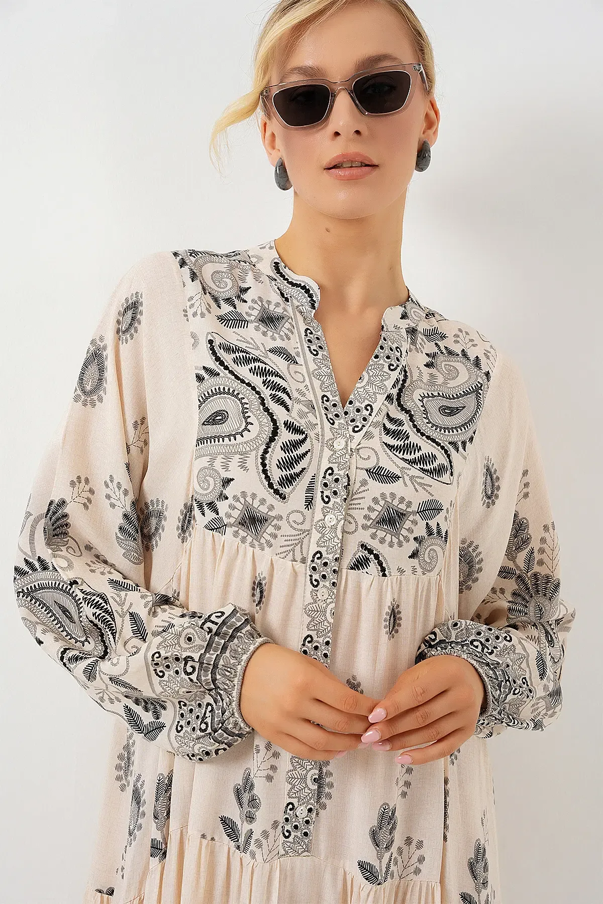 2423 Otantik Desenli Tesettür Elbise - Siyah - Krem