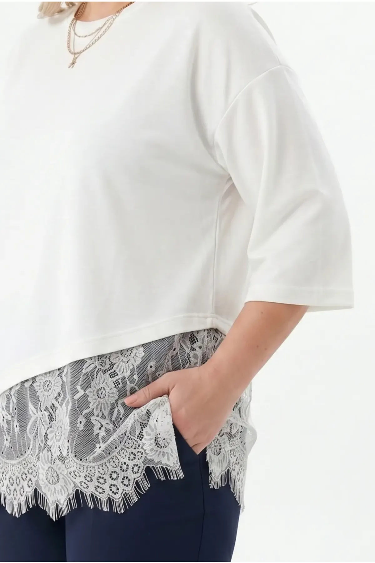 Kadın Beyaz Büyük Beden Bisiklet Yaka Tül Detaylı Yarım Kol T-Shirt HZL26S-ZSS19521
