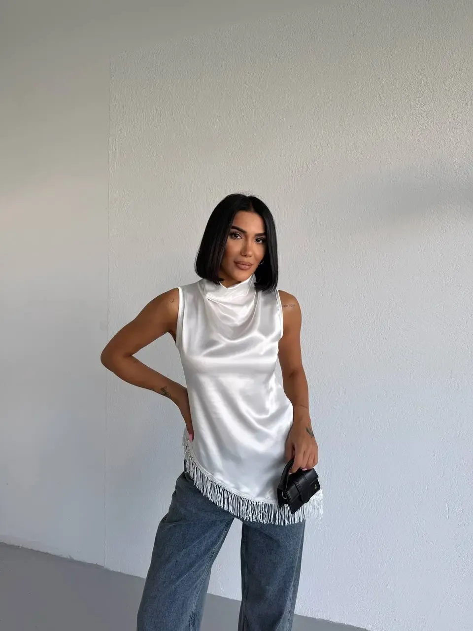 Kadın Beyaz Halter Yaka Asimetrik Kesim Saçak Detay Saten Bluz HZL26S-FRY123911