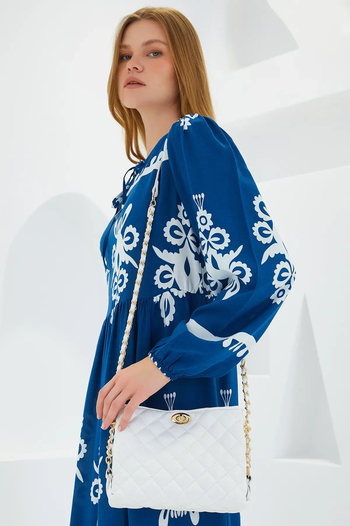 Kadın Beyaz Zincir Detay Askılı Omuz Çantası 010165