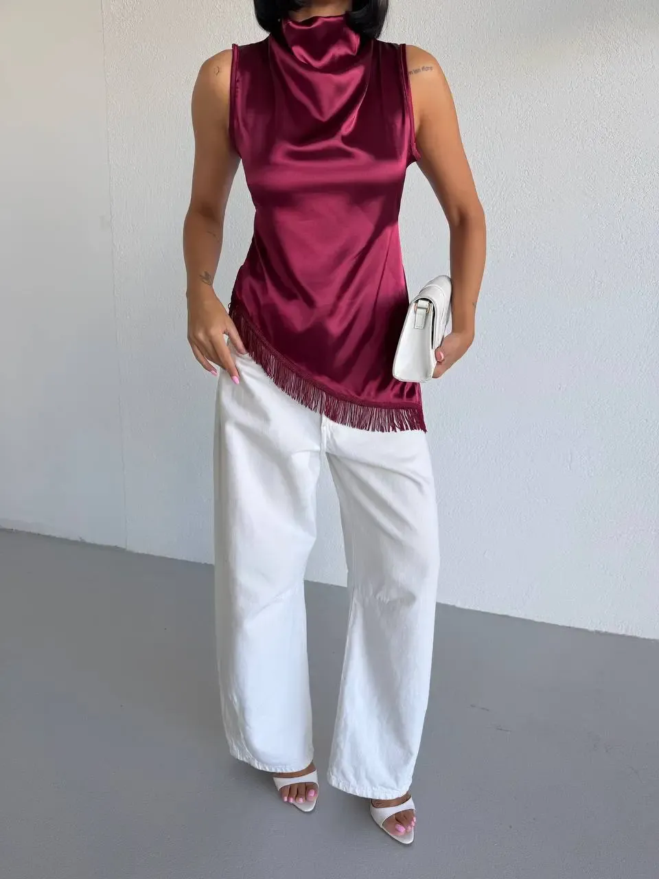 Kadın Bordo Halter Yaka Asimetrik Kesim Saçak Detay Saten Bluz HZL26S-FRY123911