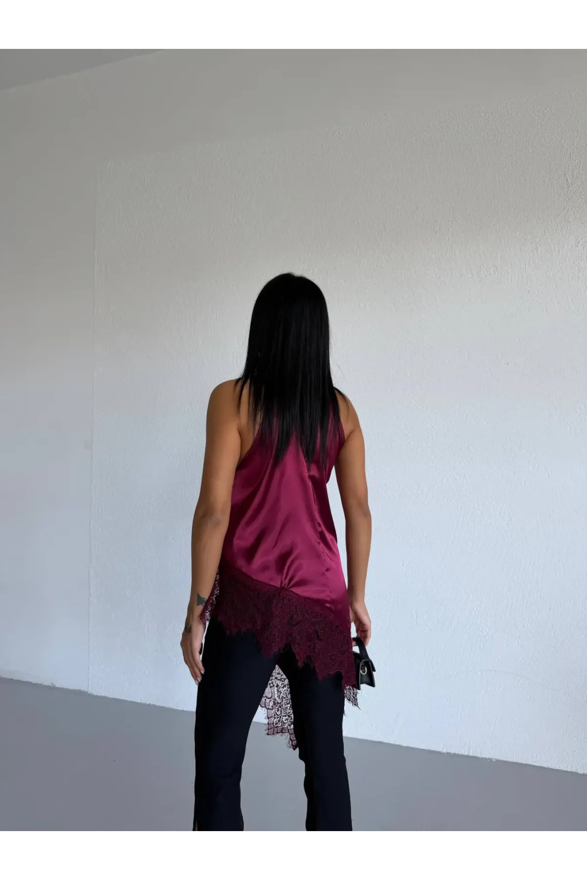 Kadın Bordo Halter Yaka Dantel İşlemeli Asimetrik Saten Bluz HZL26S-FRY123901
