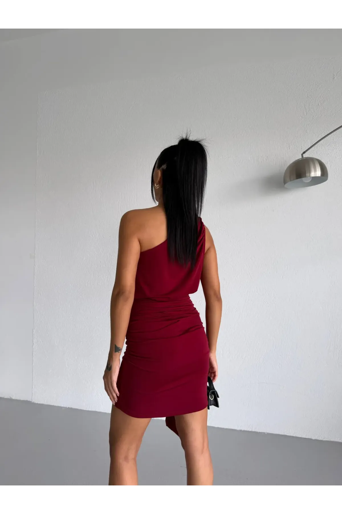 Kadın Bordo Tek Omuz Toka Detaylı Drapeli Sandy Kumaş Mini Elbise HZL26S-FRY123881