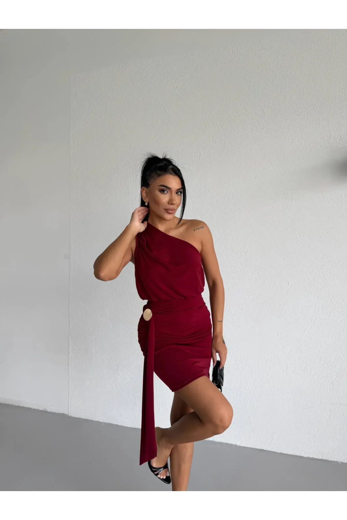 Kadın Bordo Tek Omuz Toka Detaylı Drapeli Sandy Kumaş Mini Elbise HZL26S-FRY123881