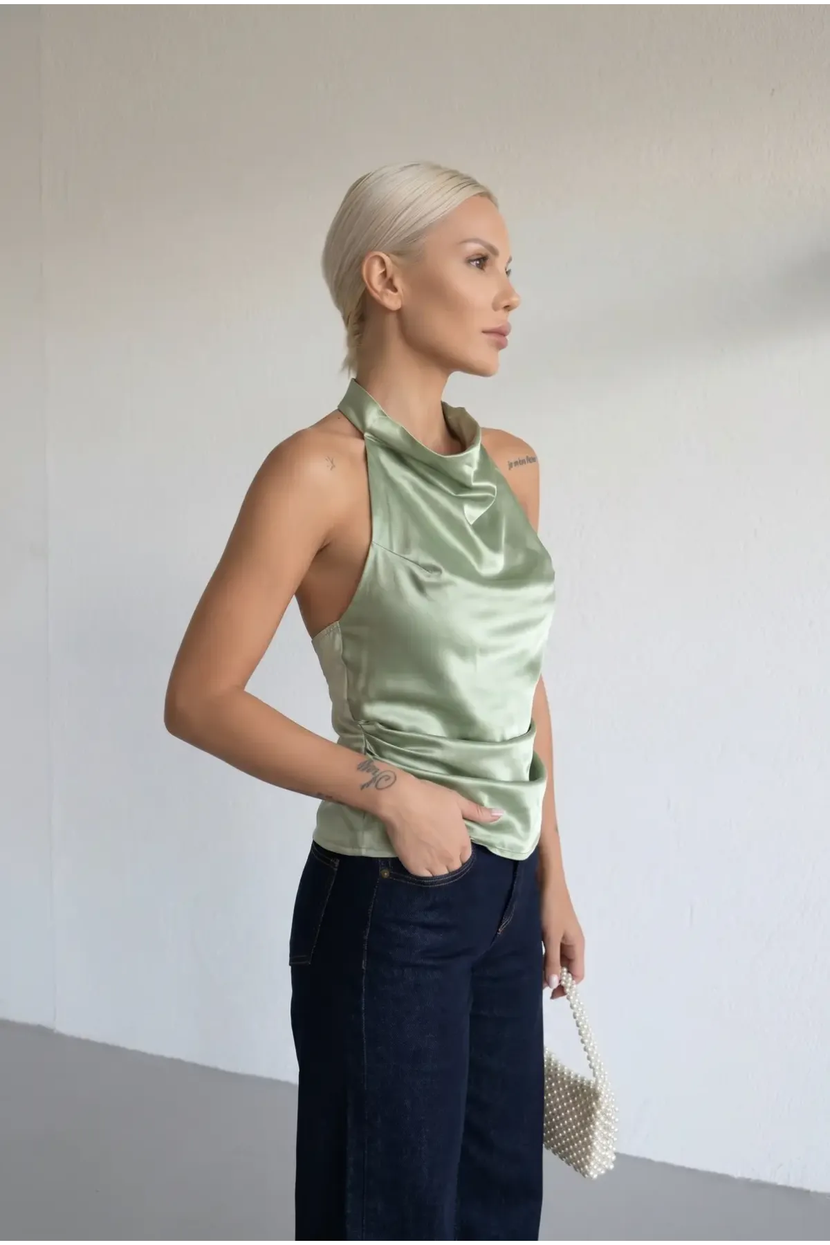 Kadın Çağla Yeşil Halter Yaka Saten Kumaş Sırt Dekolteli Bluz HZL26W-FRY123801