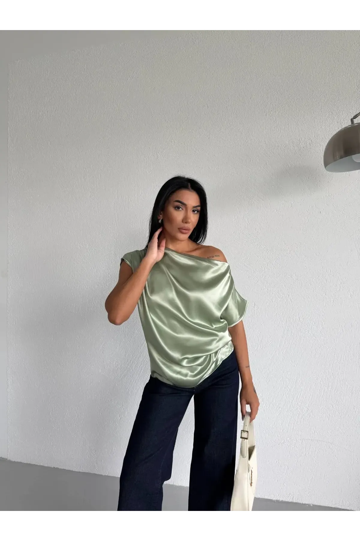 Kadın Çağla Yeşili Tek Omuz Asimetrik Kesim Saten Bluz HZL26W-FRY121171