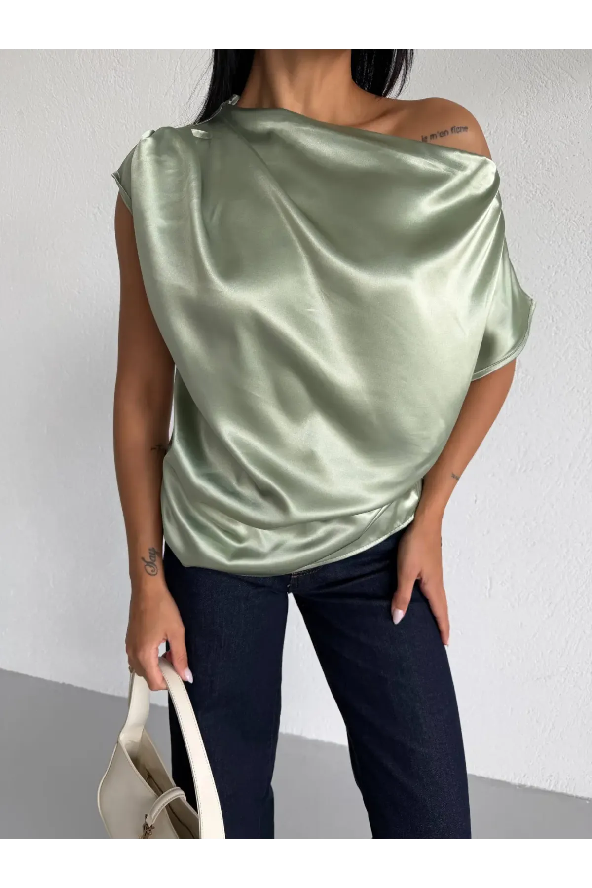 Kadın Çağla Yeşili Tek Omuz Asimetrik Kesim Saten Bluz HZL26W-FRY121171
