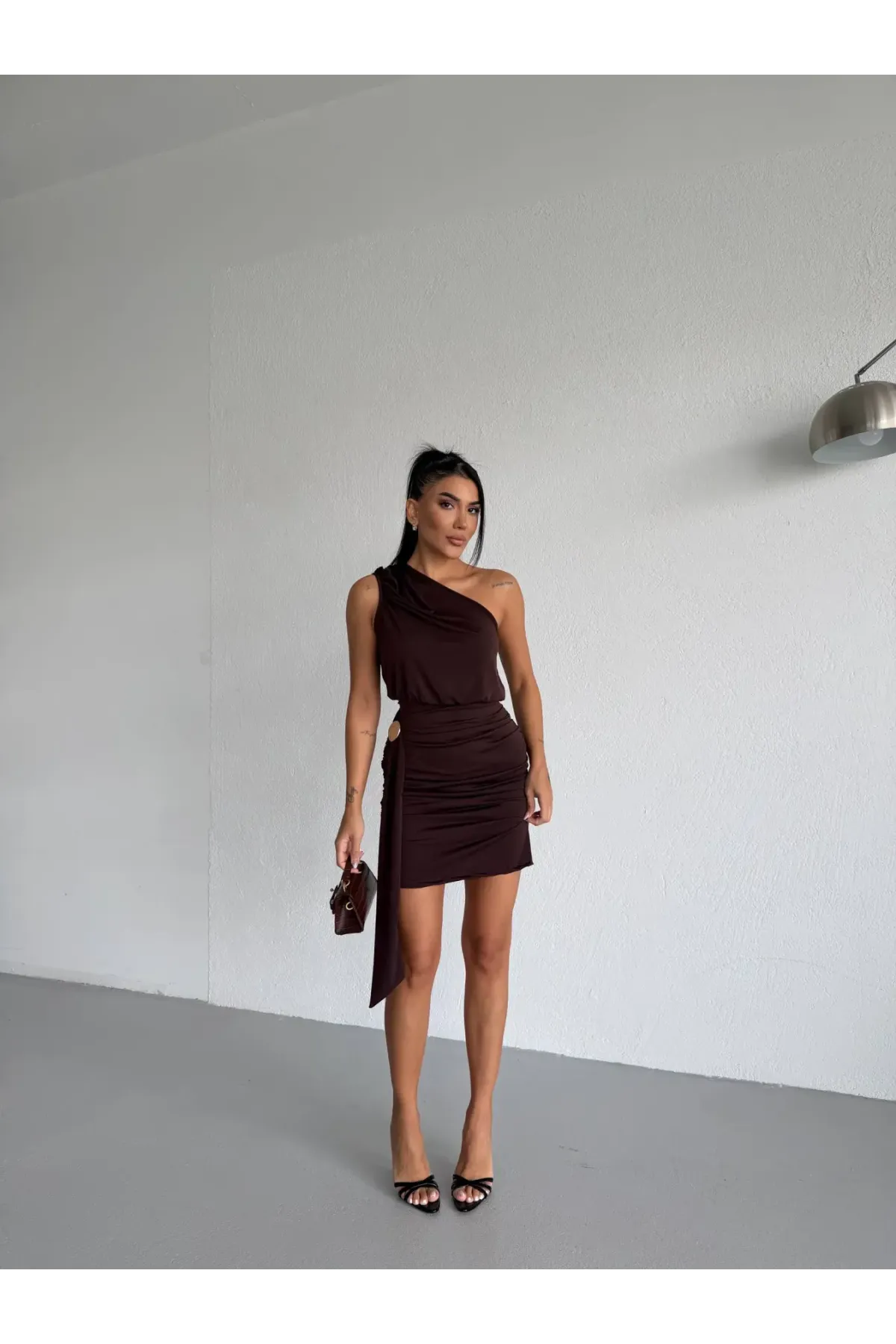 Kadın Kahverengi Tek Omuz Toka Detaylı Drapeli Sandy Kumaş Mini Elbise HZL26S-FRY123881