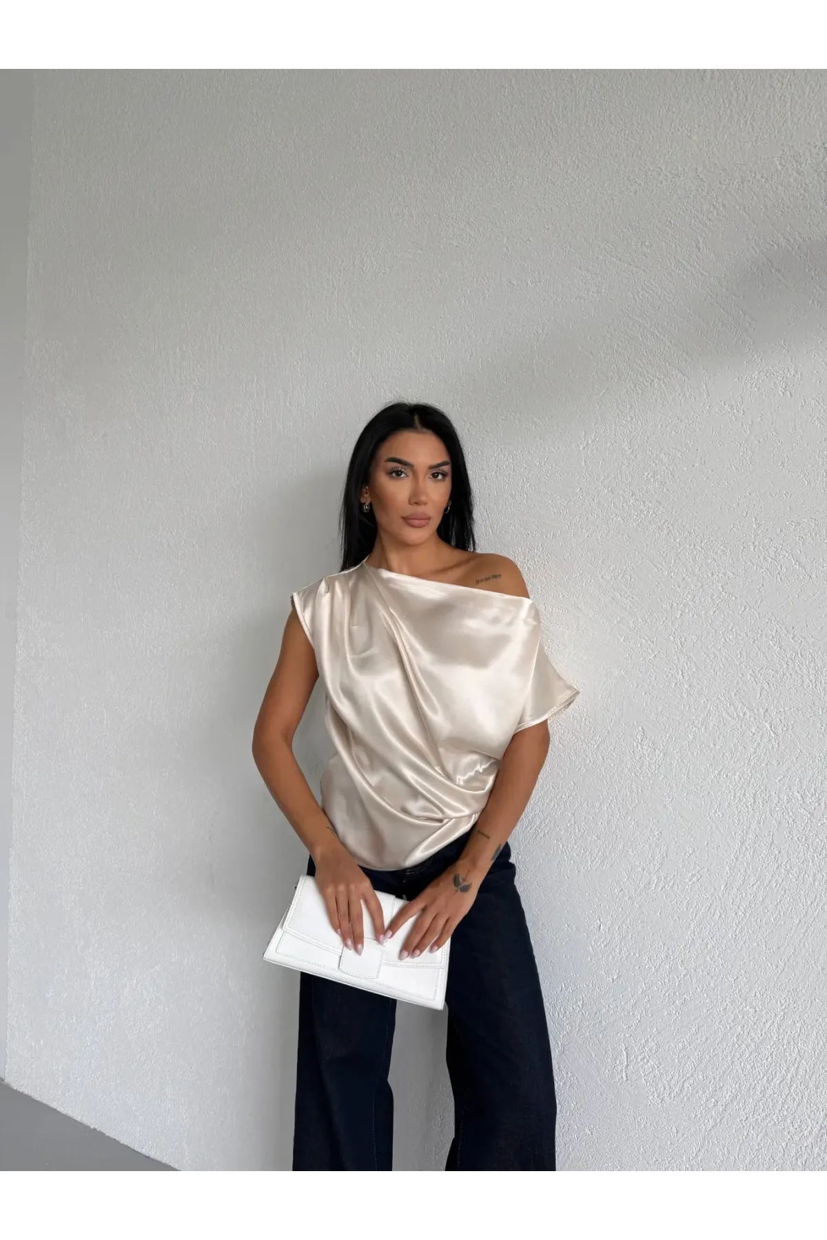 Kadın Krem Tek Omuz Asimetrik Kesim Saten Bluz HZL26W-FRY121171