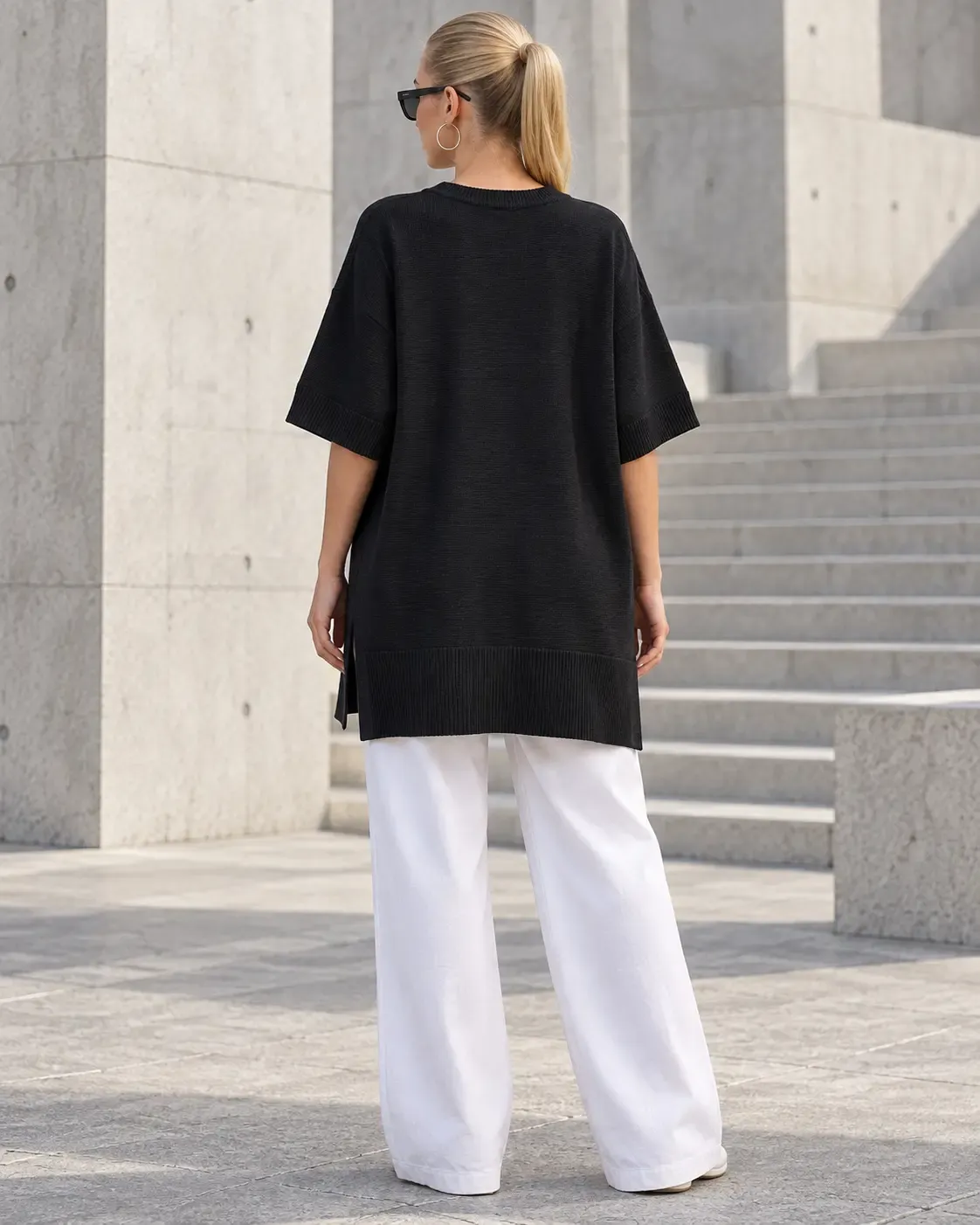 Kadın Siyah Oversize Yandan Yırtmaçlı Uzun Yumuşak Dokulu Triko Kazak HZL28W-WM3390