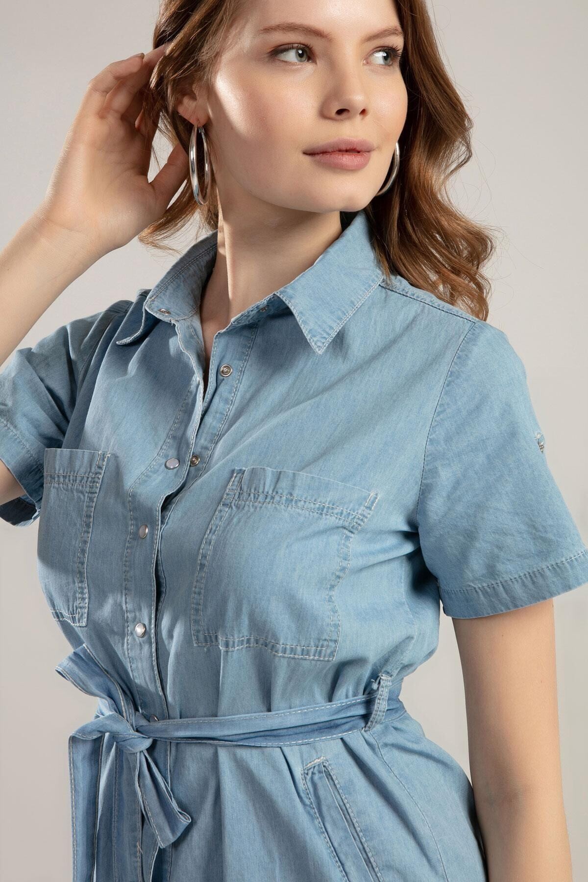 Kadın Açık Mavi Kuşaklı Kısa Kollu Önden Çıt Çıt Kapamalı Kot Elbise HZL22S-BD156411