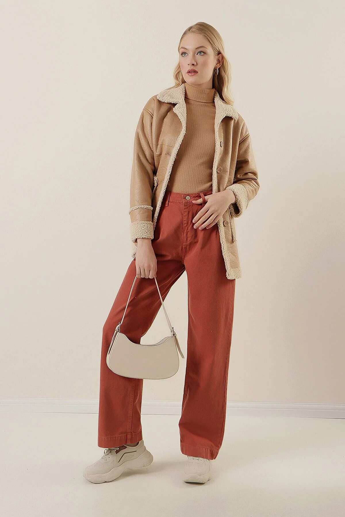 Kadın Bej Yakası Ve İçi Kürklü Önden Düğmeli Suni Deri Mont HZL23W-BD191001