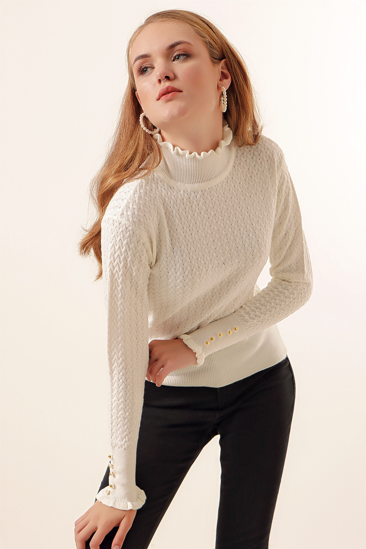 Kadın Beyaz Balıkçı Yaka Boğaz ve Bilekten Fırfırlı Triko Boğazlı Kazak HZL23W-BD1100621