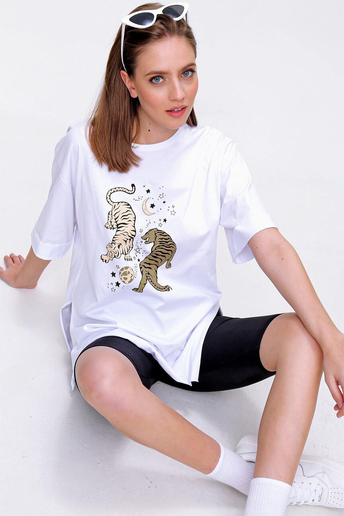 Kadın Beyaz Bisiklet Yaka Yandan Yırtmaçlı Kolu Katlı Oversize Örme T-Shirt HZL22S-BD142961